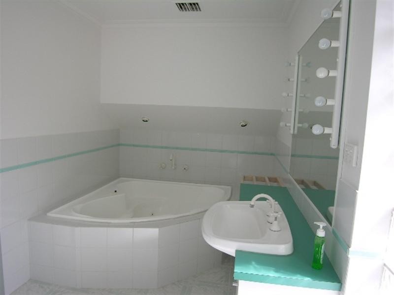 6 LAIRD Street, Croydon VIC 3136