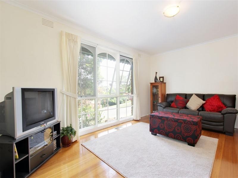 6 Parry Drive, Mooroolbark VIC 3138