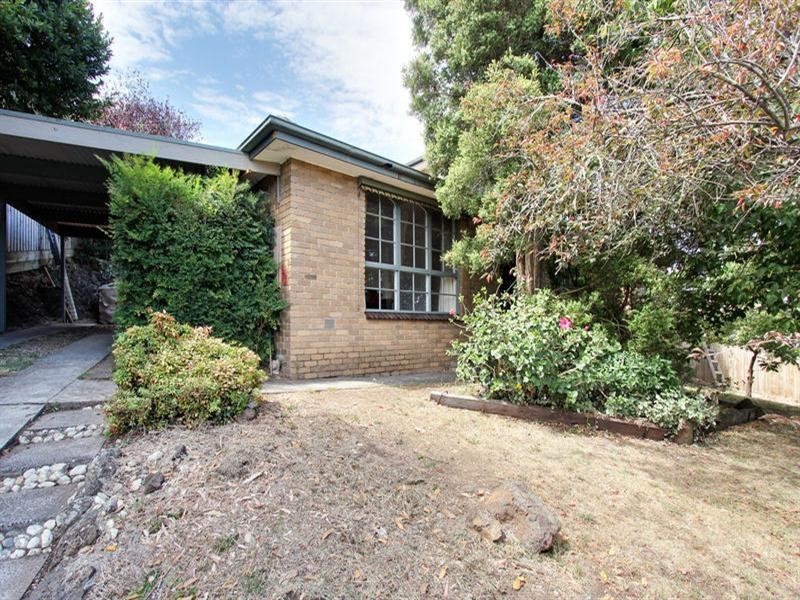 6 Parry Drive, Mooroolbark VIC 3138