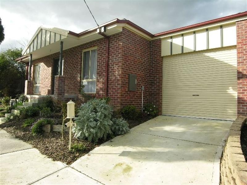 18 Aintree Street, Mooroolbark VIC 3138