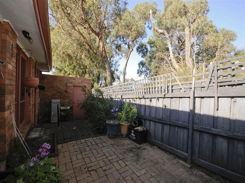 2/17 Mines Road, Ringwood East VIC 3135