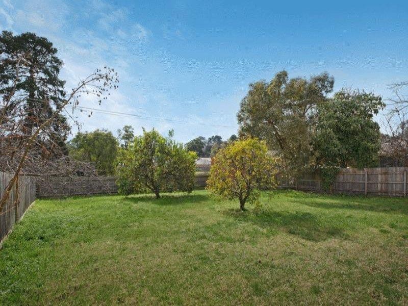 27 LAWSON Road, Mooroolbark VIC 3138