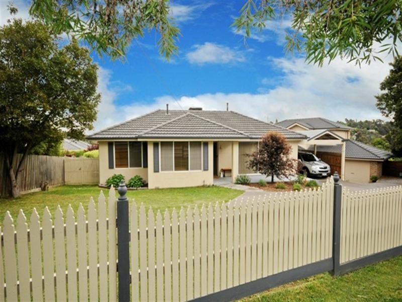 14 Russell Avenue, Mooroolbark VIC 3138