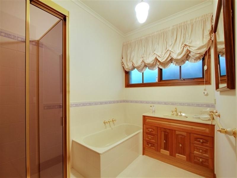 2 Delmont Court, Mooroolbark VIC 3138