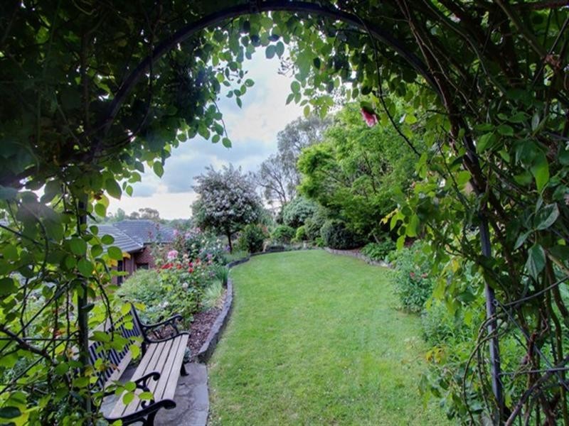 2 Delmont Court, Mooroolbark VIC 3138