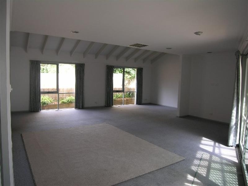 6 LAIRD Street, Croydon VIC 3136