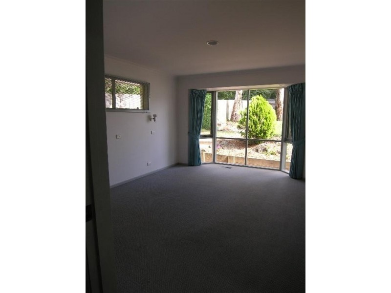 6 LAIRD Street, Croydon VIC 3136