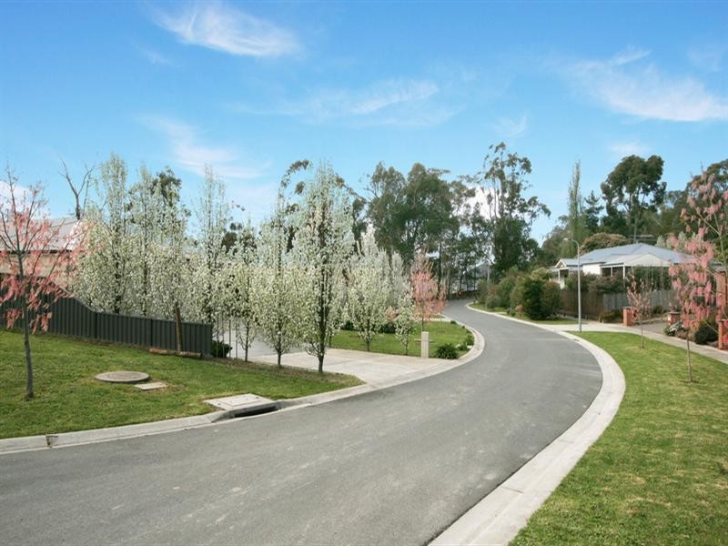 6 Bellbird Place, Wandin North VIC 3139