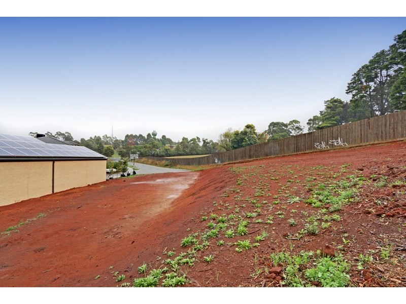 18 Huntly Avenue, Mooroolbark VIC 3138