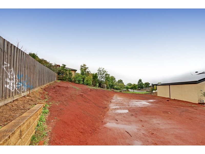 18 Huntly Avenue, Mooroolbark VIC 3138