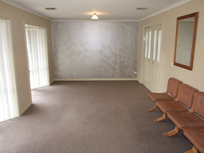 6 Ambleside Close, Mooroolbark VIC 3138