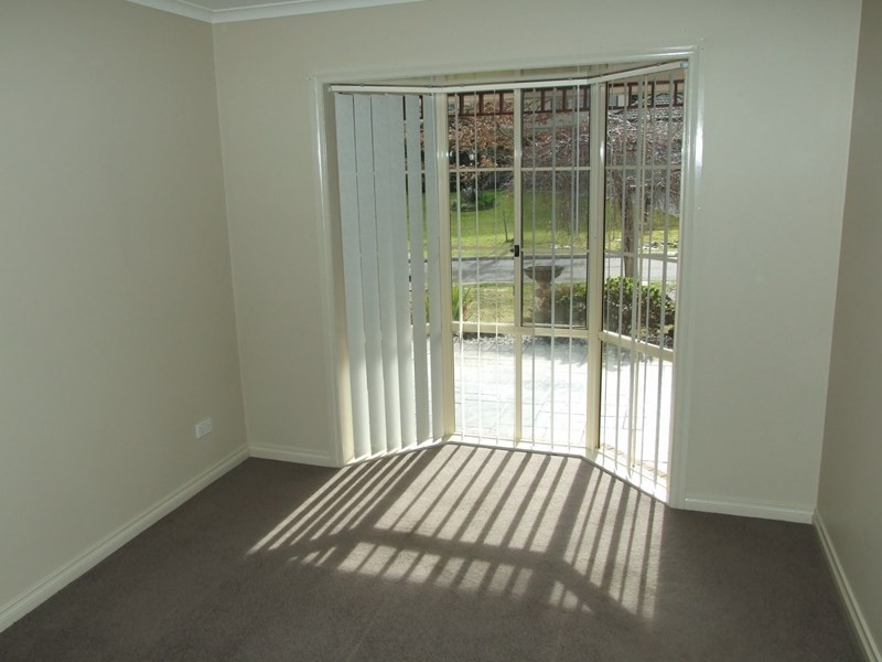 6 Ambleside Close, Mooroolbark VIC 3138
