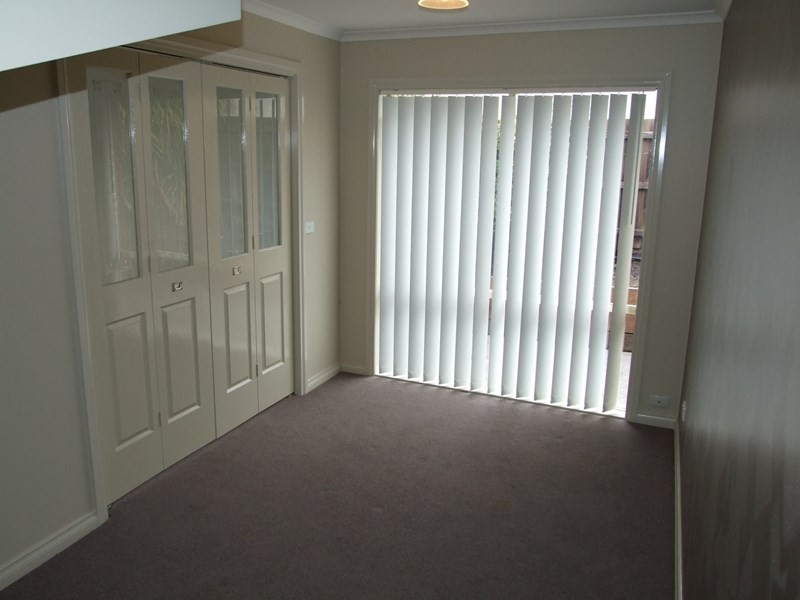 6 Ambleside Close, Mooroolbark VIC 3138