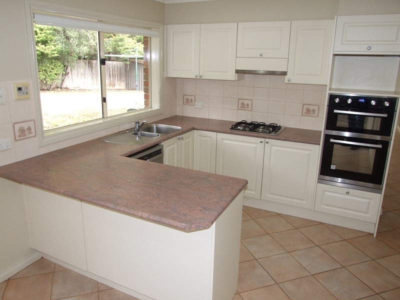 6 Ambleside Close, Mooroolbark VIC 3138
