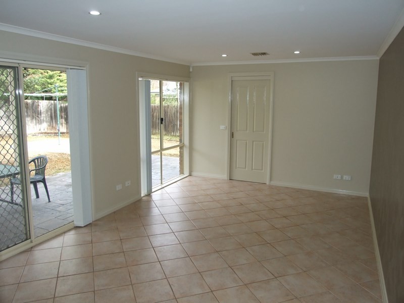 6 Ambleside Close, Mooroolbark VIC 3138