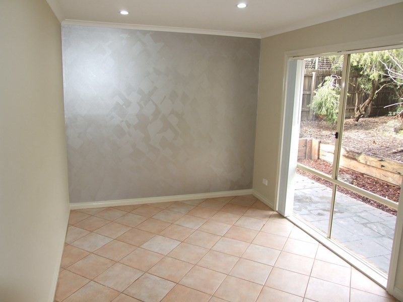 6 Ambleside Close, Mooroolbark VIC 3138