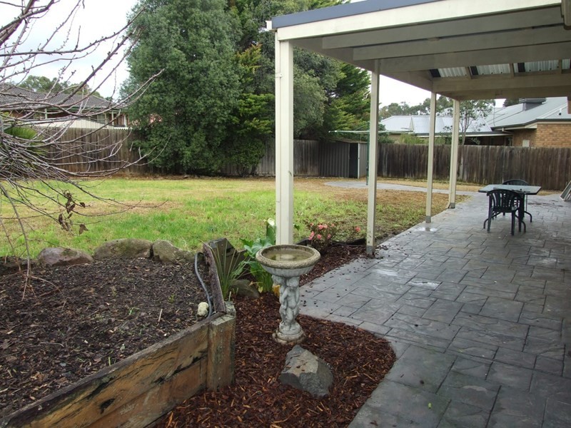 6 Ambleside Close, Mooroolbark VIC 3138