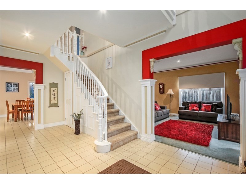 7 Ambleside Close, Mooroolbark VIC 3138