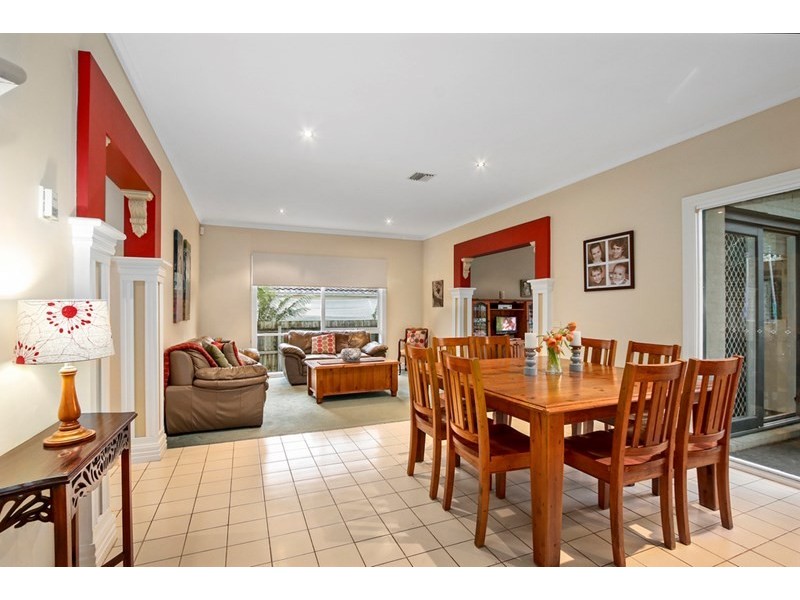7 Ambleside Close, Mooroolbark VIC 3138