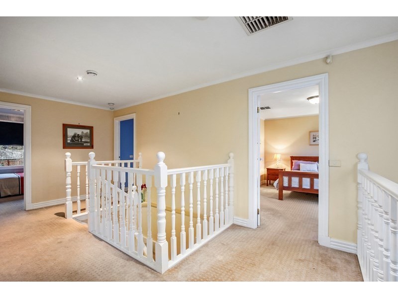 7 Ambleside Close, Mooroolbark VIC 3138