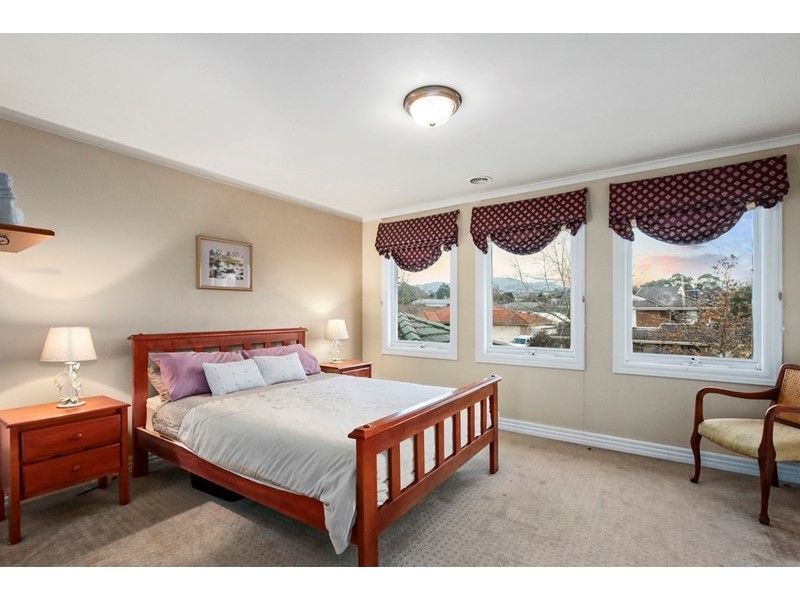 7 Ambleside Close, Mooroolbark VIC 3138