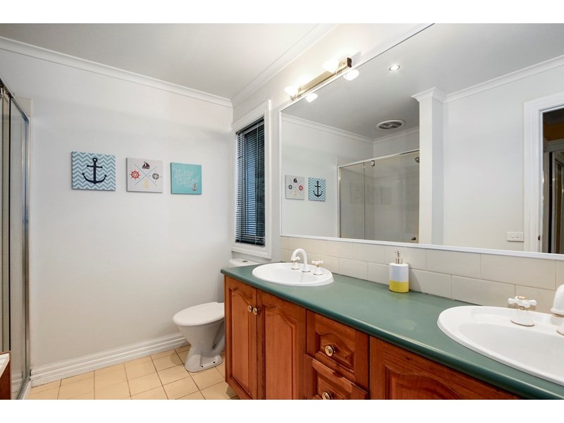 7 Ambleside Close, Mooroolbark VIC 3138