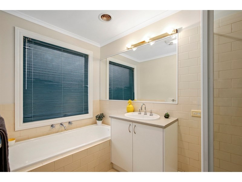 7 Ambleside Close, Mooroolbark VIC 3138