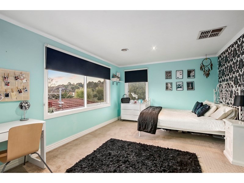 7 Ambleside Close, Mooroolbark VIC 3138