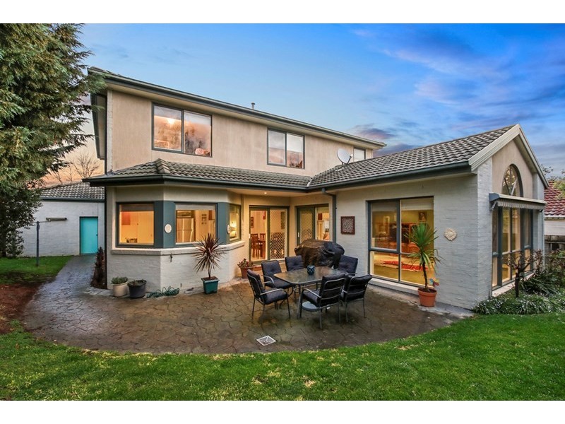 7 Ambleside Close, Mooroolbark VIC 3138