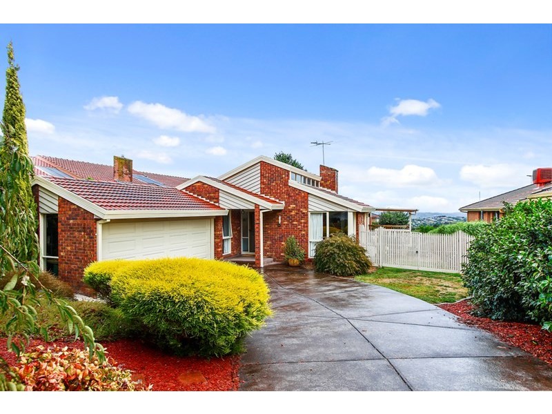 14 Greenbank Drive, Mooroolbark VIC 3138