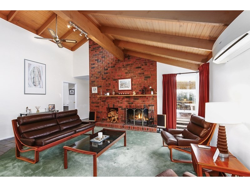 14 Greenbank Drive, Mooroolbark VIC 3138