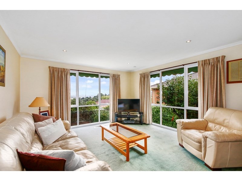 14 Greenbank Drive, Mooroolbark VIC 3138