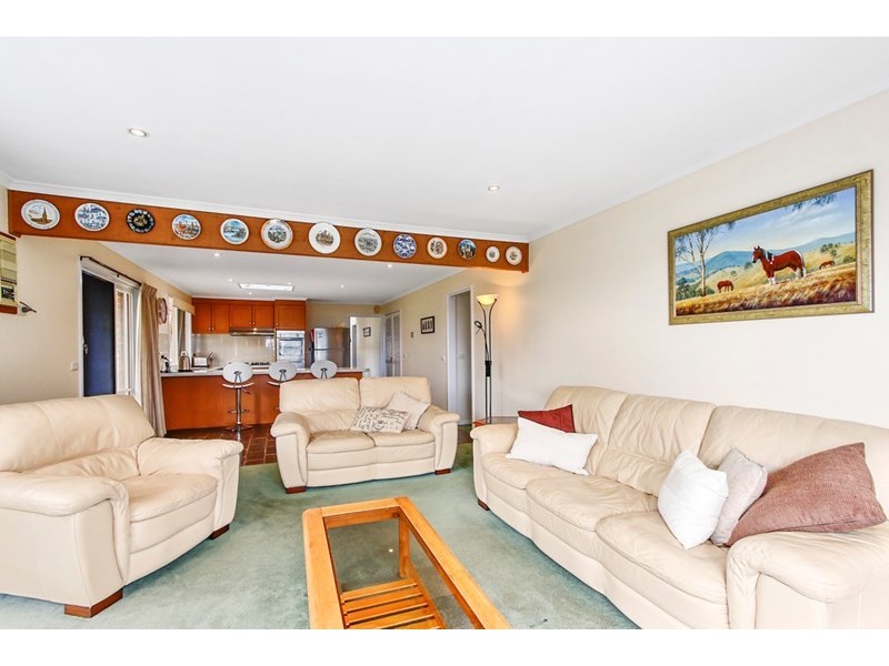 14 Greenbank Drive, Mooroolbark VIC 3138