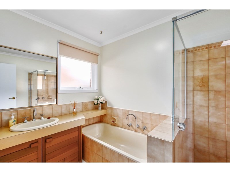 14 Greenbank Drive, Mooroolbark VIC 3138