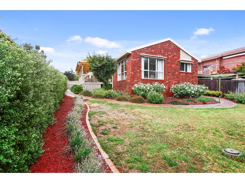 14 Greenbank Drive, Mooroolbark VIC 3138