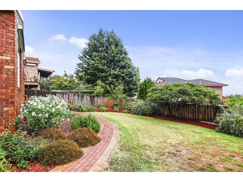 14 Greenbank Drive, Mooroolbark VIC 3138