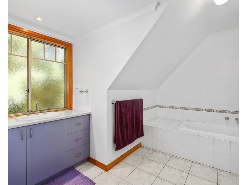 300 Glenview Road, Launching Place VIC 3139