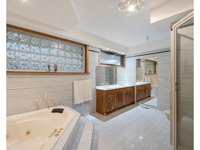 4 Chirnside Drive, Chirnside Park VIC 3116