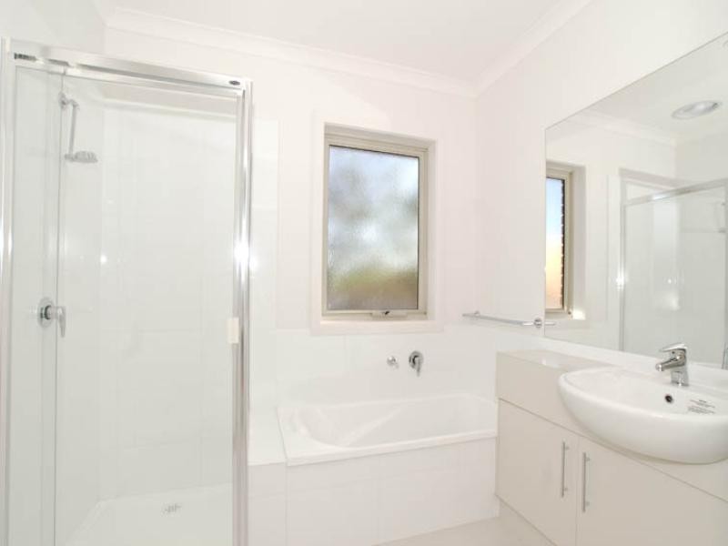 2/11 Peden Street, Chirnside Park VIC 3116