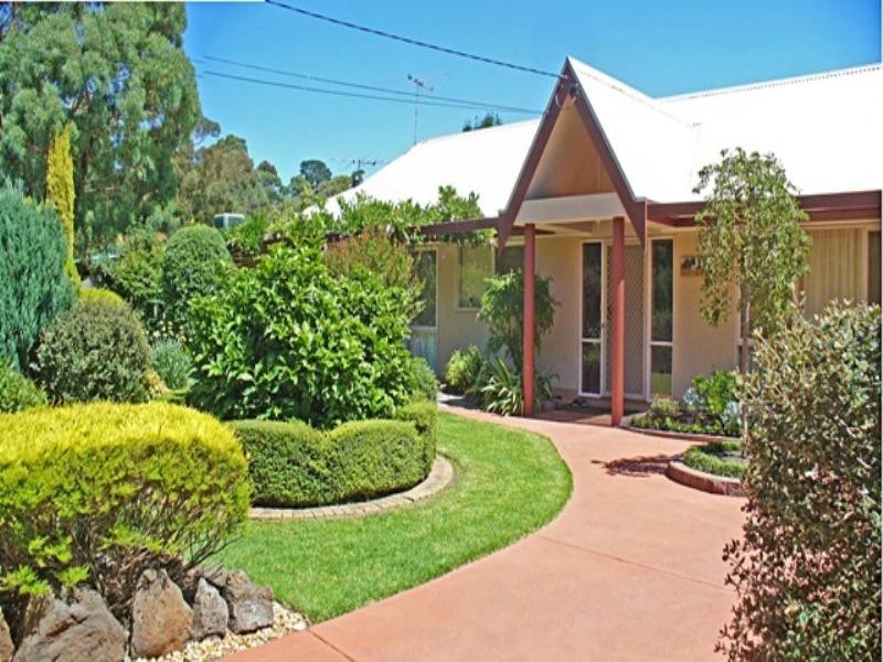 2 Nicholson Crescent, Lilydale VIC 3140