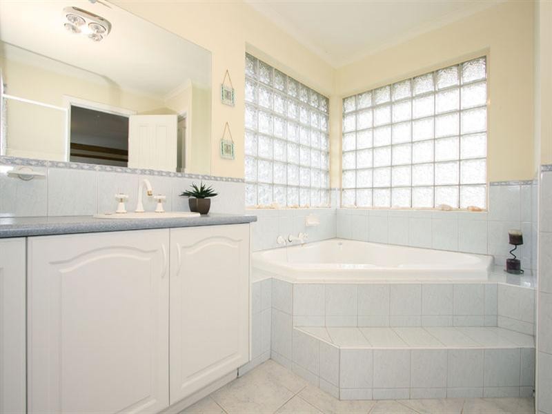 13 Sebire Avenue, Wandin North VIC 3139