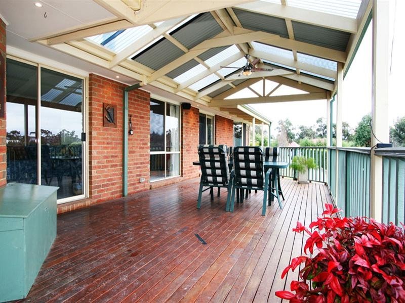 13 Sebire Avenue, Wandin North VIC 3139