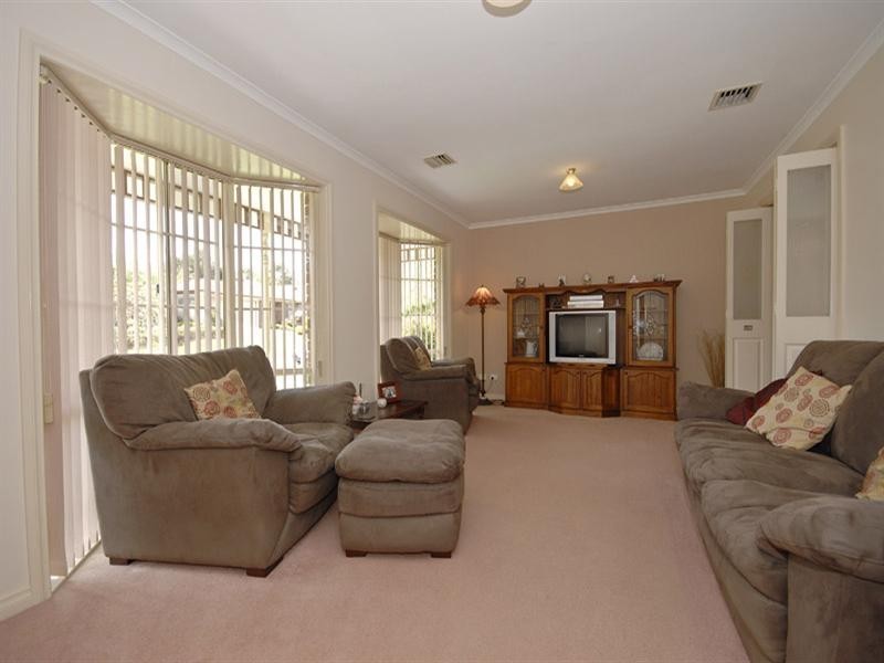 6 Ambleside Close, Mooroolbark VIC 3138