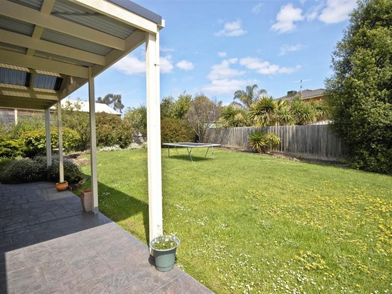 6 Ambleside Close, Mooroolbark VIC 3138