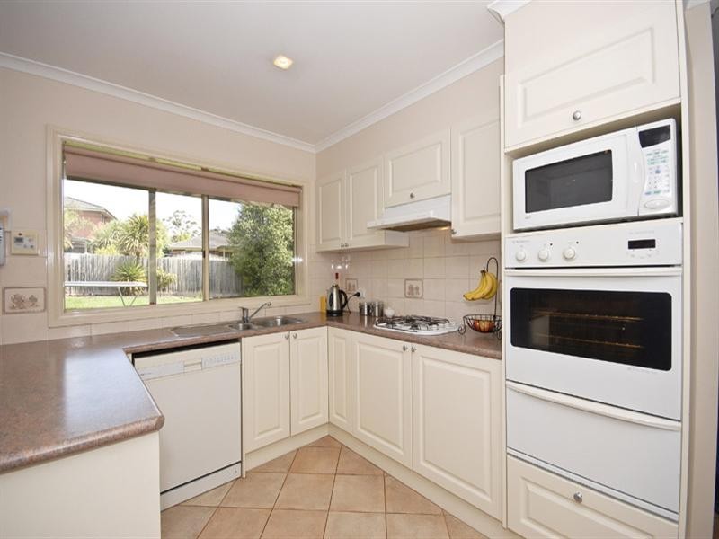 6 Ambleside Close, Mooroolbark VIC 3138