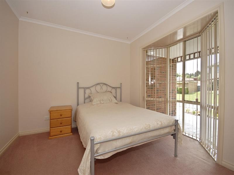 6 Ambleside Close, Mooroolbark VIC 3138