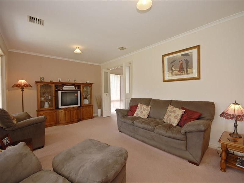 6 Ambleside Close, Mooroolbark VIC 3138