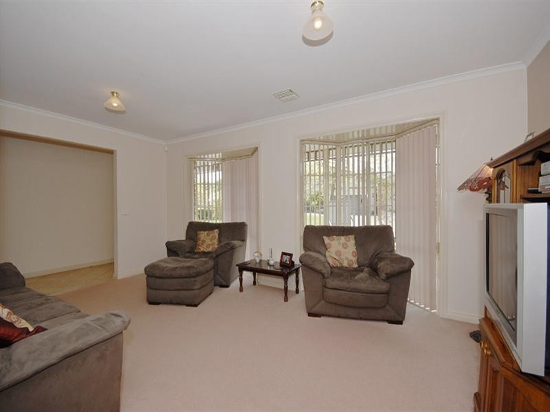 6 Ambleside Close, Mooroolbark VIC 3138