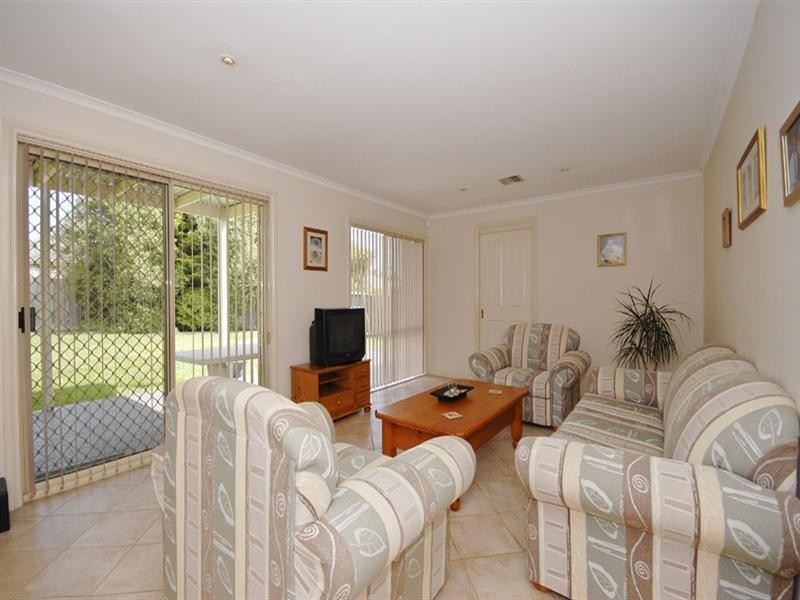 6 Ambleside Close, Mooroolbark VIC 3138