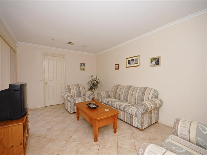 6 Ambleside Close, Mooroolbark VIC 3138